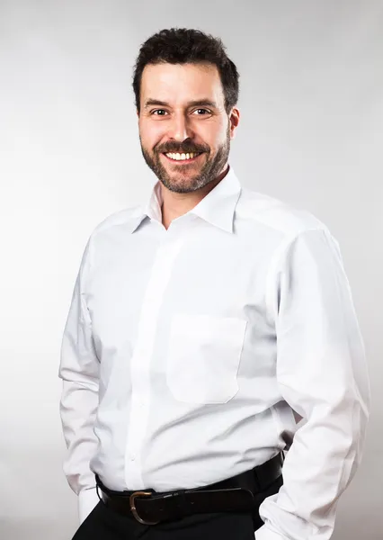 homme-qui-sourit homme en chemise blanche qui sourit